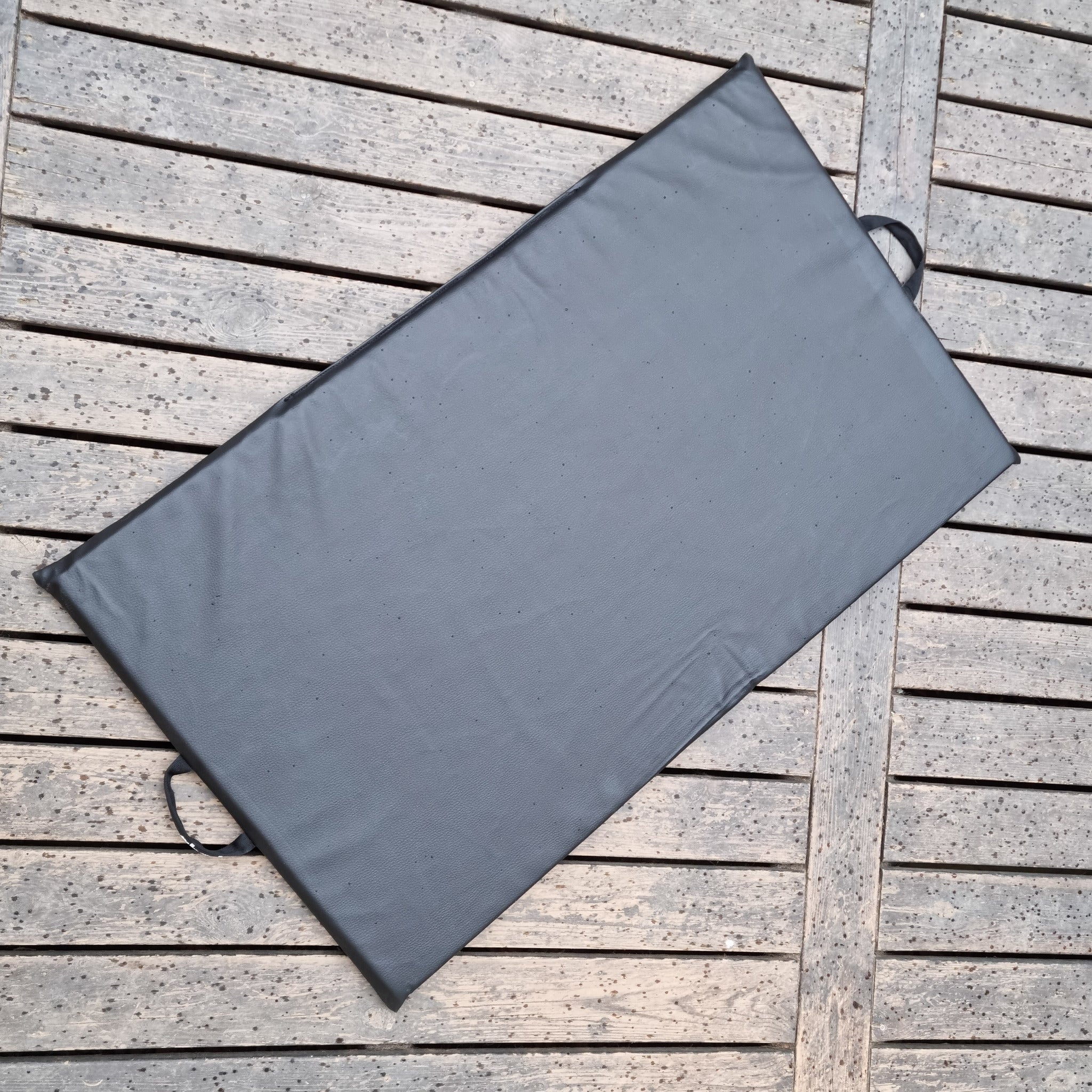 Dyna i konstläder 68 x 98 x 3cm